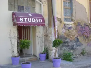 Ιεροφαντών 9